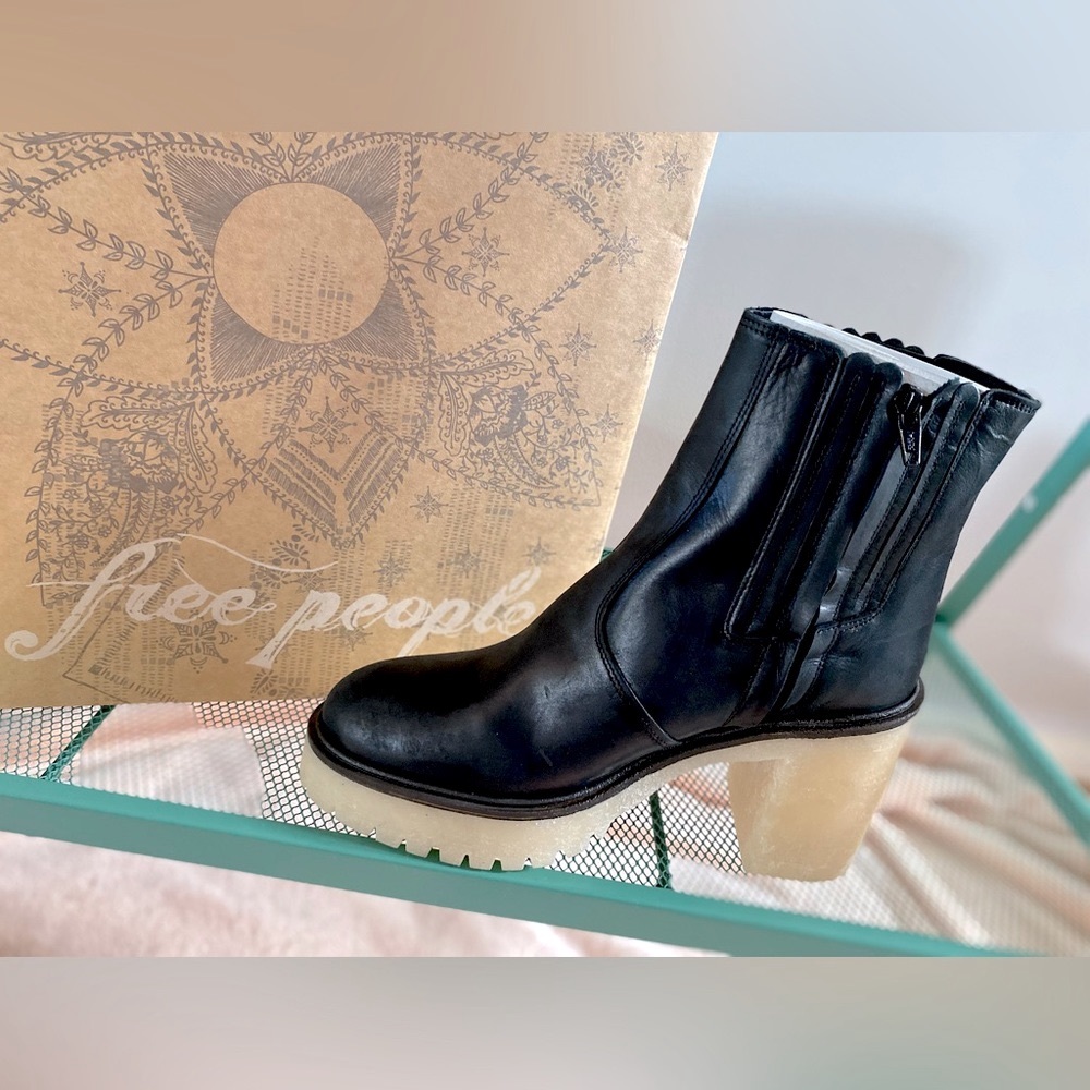 Free People James Chelsea Boots ✨ Black Leather Size 8.5 | 38.5 | heeled